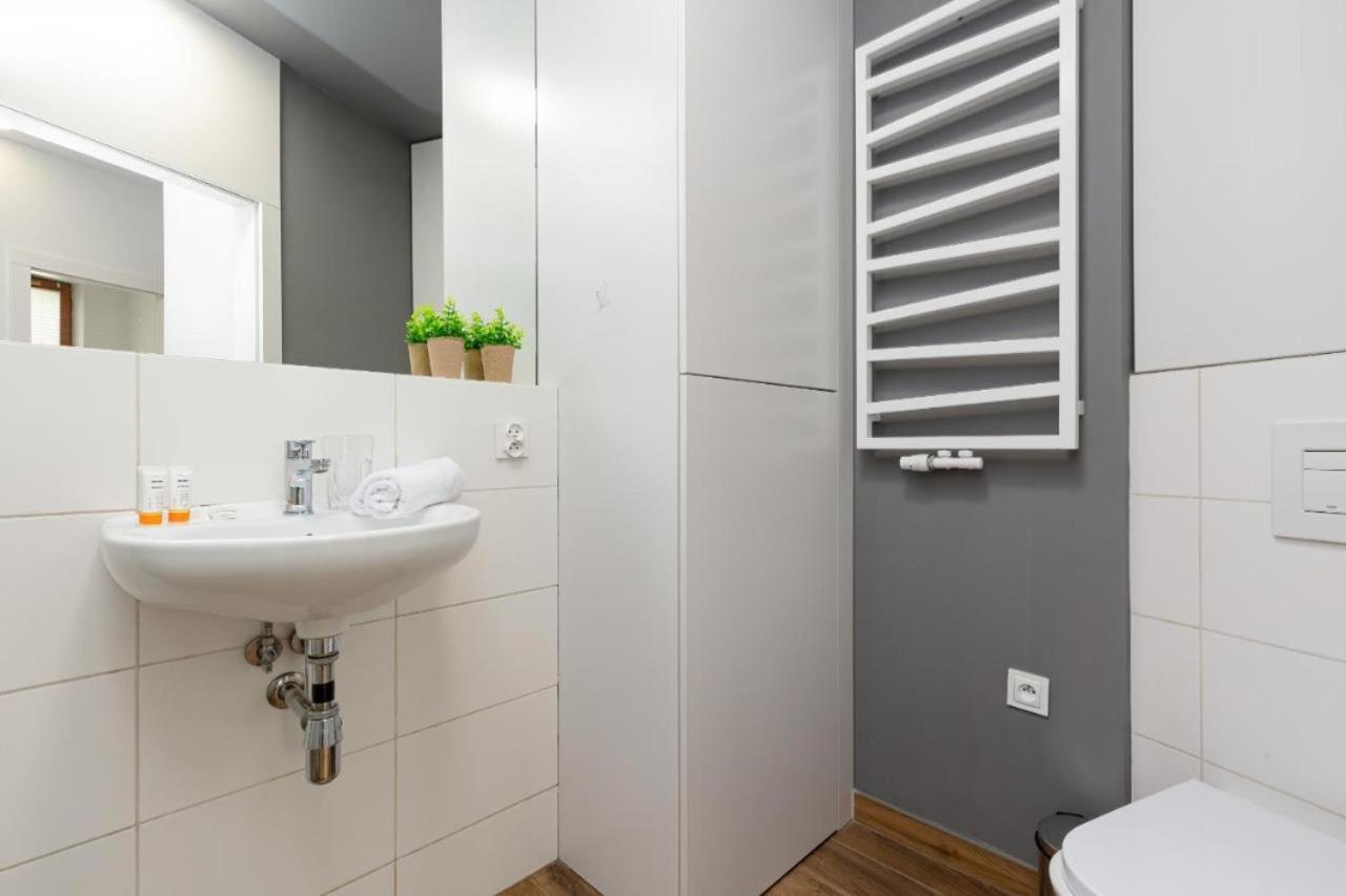 Modern Apartment With Pool Near Golden Terraces Warsaw Exterior photo